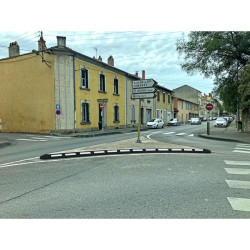 Bordure de route avec réflecteurs intégrés — circulation