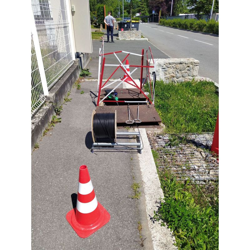 Barrière extensible de regard de 106 cm — balisage de chantier