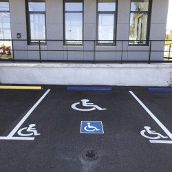 Adhésif extérieur de marquage au sol « Parking PMR »