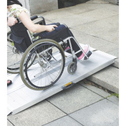 Rampe PMR pliante de type valise — accessibilité PMR