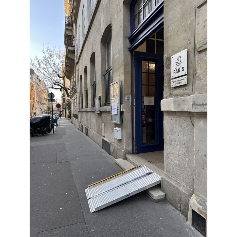 Rampe PMR pliante de type valise — accessibilité PMR