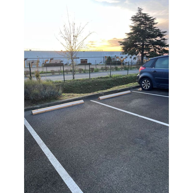 Butée de parking en bois pour l’équipement des zones de stationnement